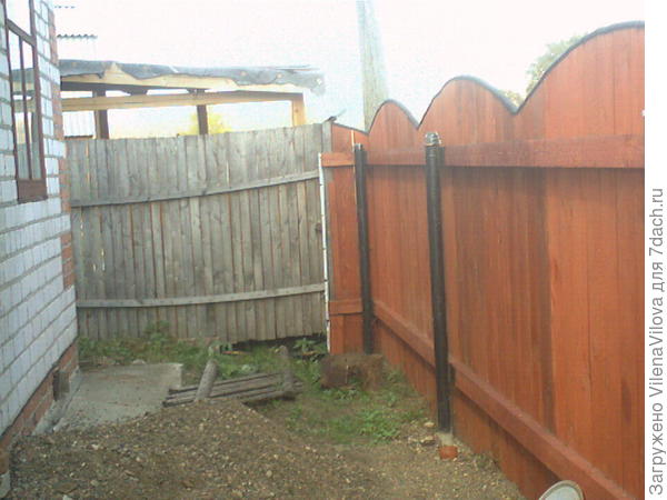 одна сторона недоделана была в процессе стройки, пока материалы заносили