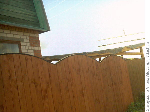 Сейчас бы фестоны вырезали в другую сторону, вниз, а на высоте деревянные набалдашки ...взгляды меняются))