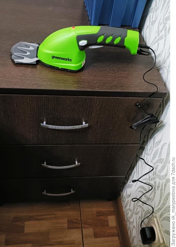 Заряжаться должен 4,5 ч, чтобы потом поработать 30 мин. В моих маленьких масштабах больше и не надо.