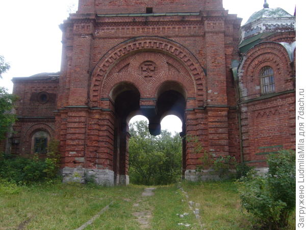 Бвшие церковные ворота.