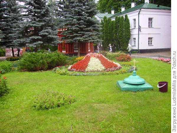 Клумбы.