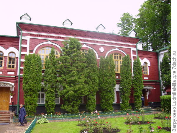 Перед главным входом.