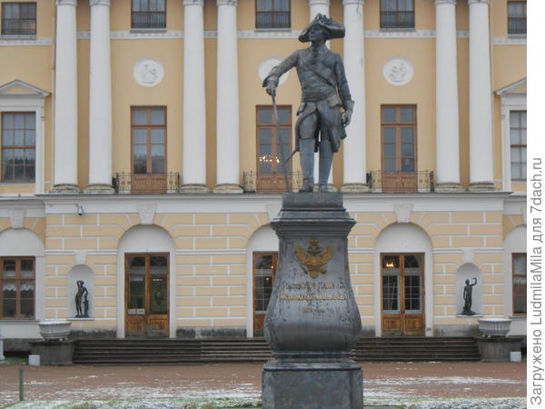 Памятник Павлу.