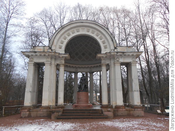 Памятник императрице Марии Федоровне.