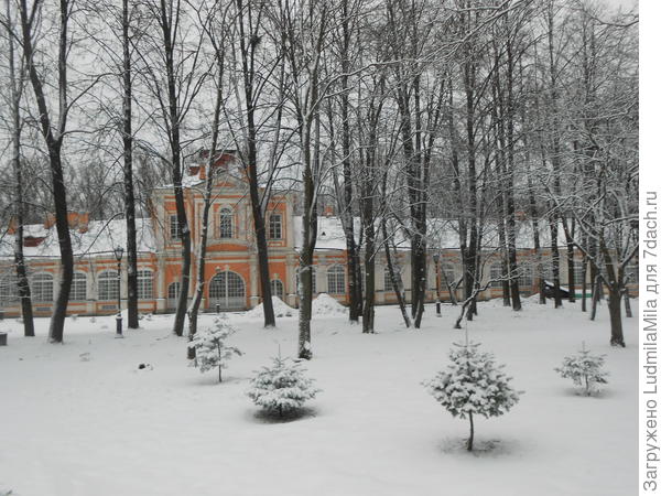 Метрополичьий корпус лавры.
