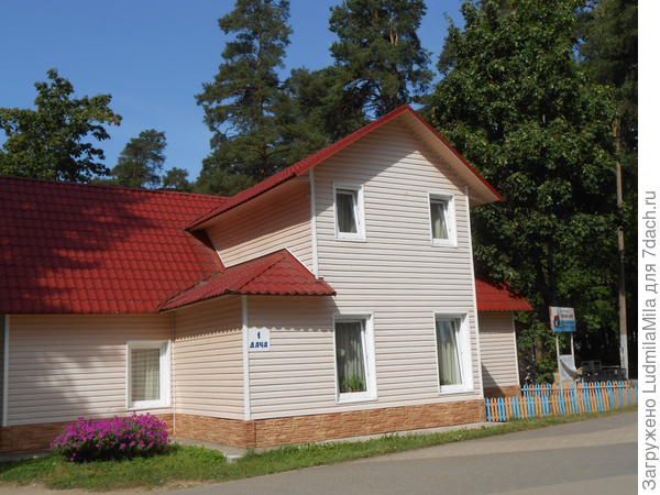 Домики в парке для отдыхающих