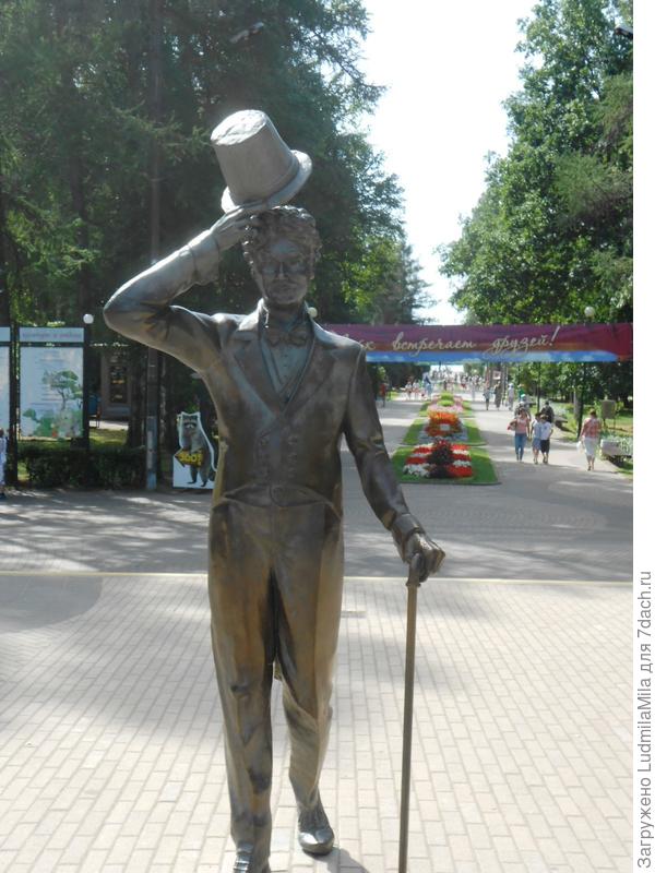 Встречает всех Г.Вицин.Он здесь родился