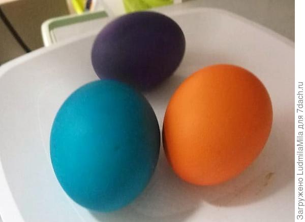 Каждому сотруднику по пасхальному яичку(на работе))