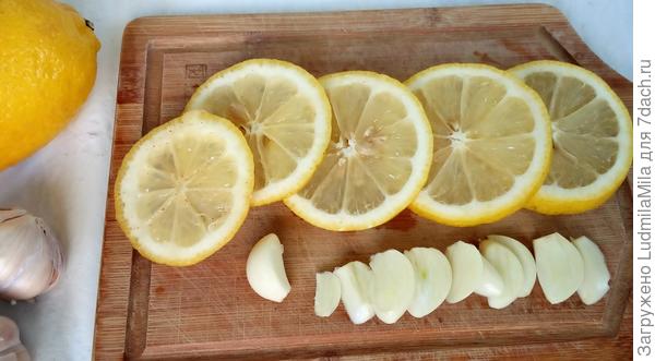 Режем лимон и чеснок