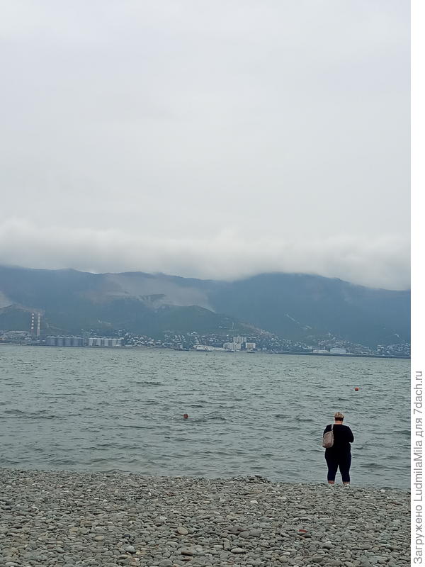 Мужчина!!!купается))),женщина в одежде на берегу)))