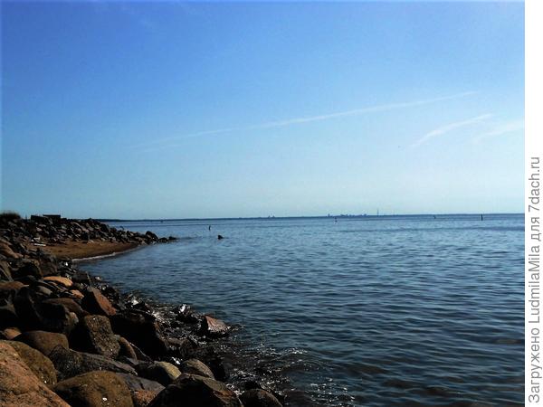 Вдали,на границе между небом и землей-Санкт-Петербург