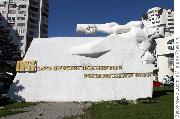 Фото из интернета.Возле памятника стояла в праздники в бытность пионеркой,а затем и комсомолкой.