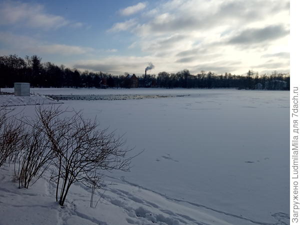 Это же озеро,тот же ракурс ..зима все замерзшее