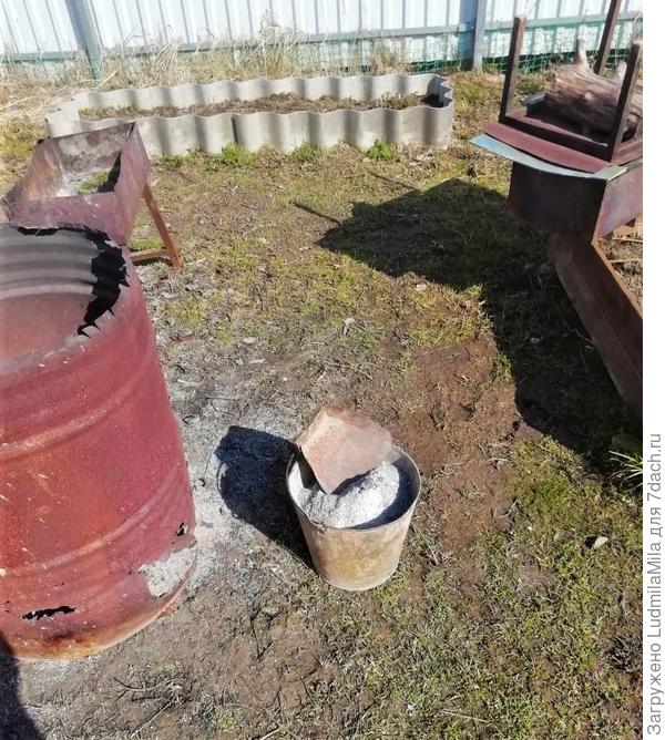 Готовим-сжигаем ветки,ботву в бочке