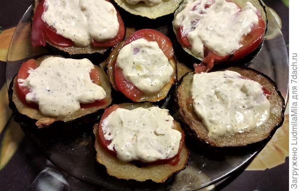 С помидорами и чесночным соусом.Надолго не хватит