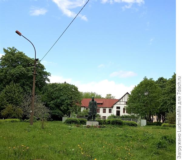 памятник Павлову с собачкой