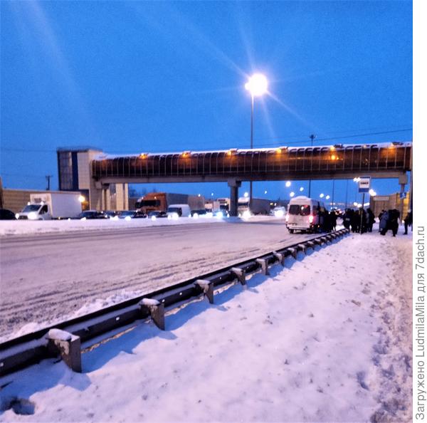 Трасса.Люди стояли в пробке до 7 часов