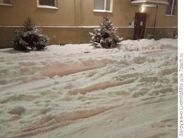 Выпал за ночь.Из домов не выйти