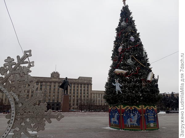 Московский проспект СПб..Ленин и елочка