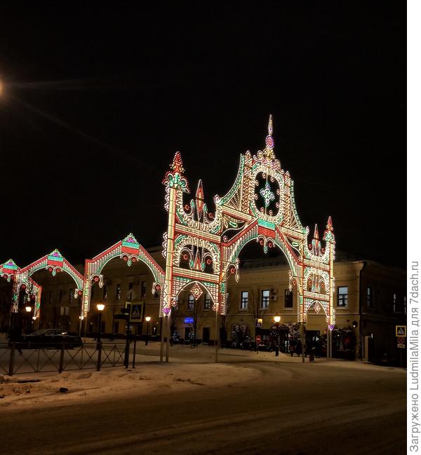 Вот под такими арками в национальном орнаменте,по прилегающим улицам можно попасть в Кремль