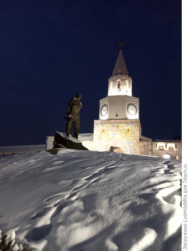 Вид на Спасскую башню Кремля и памятник М.Джалилю
