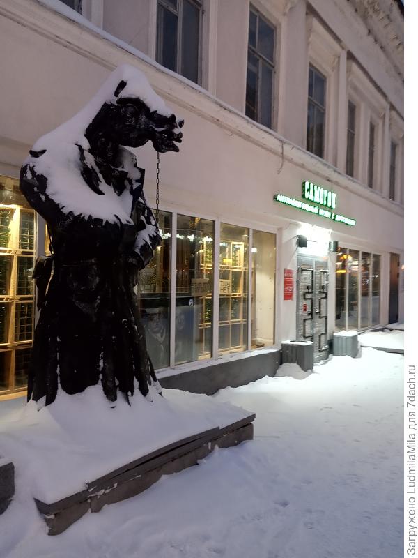 Скульптура возле музея