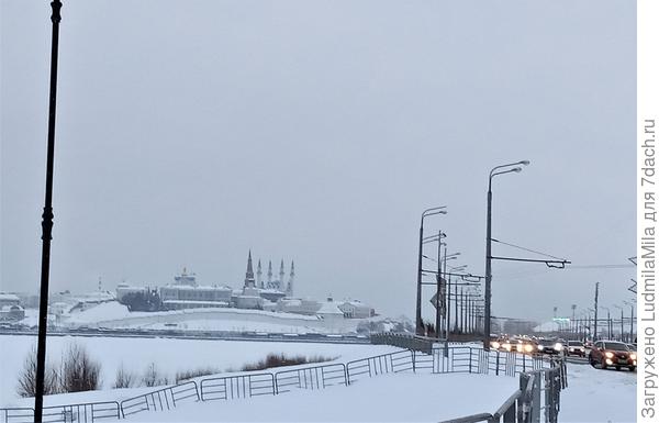 Вид с набережной на Кремль и