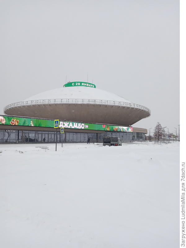 Рядом цирк 1967 года постройки.Кстати,это первый цирк в нашей стране такой архитектуры.После этого,практически все цирки нашей страны,стали строить в виде летающей тарелки