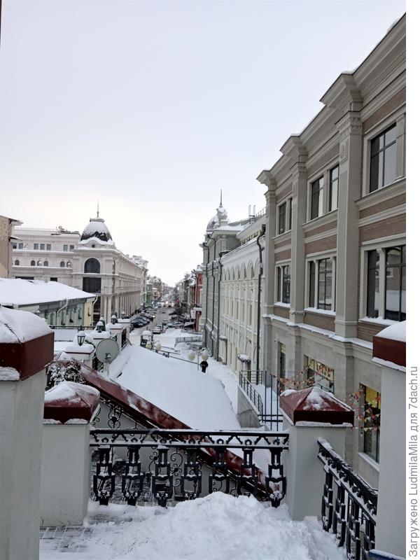 Стою на горке.Внизу улица с "Питерскими" домами