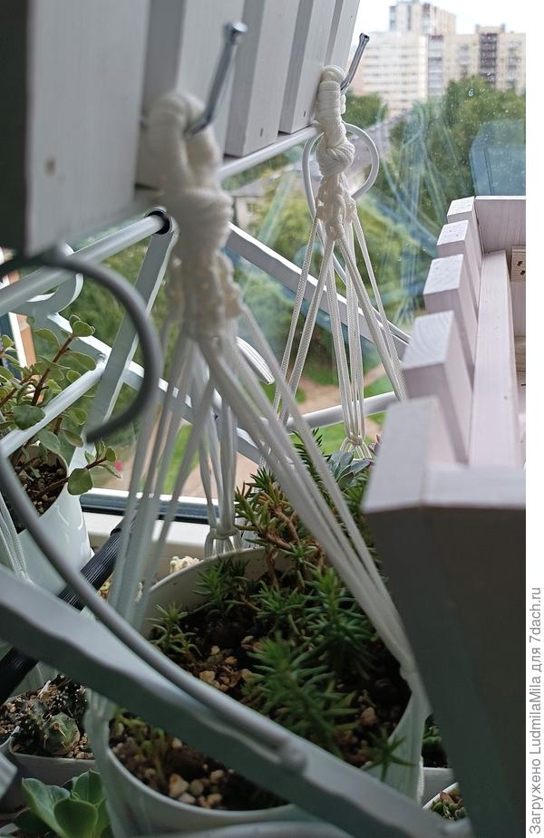 Кашпо на цветочнице