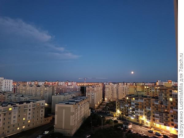 Луна над Пушкиным и там закат