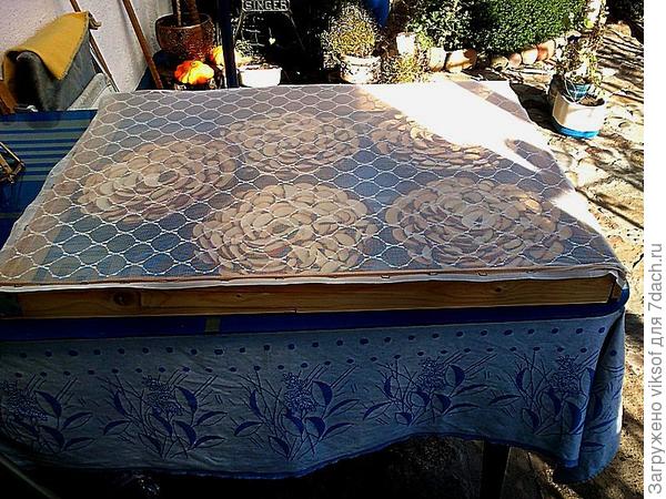 От мух муж сделал специальную рамку, сверху степлером прикрепила гардинку