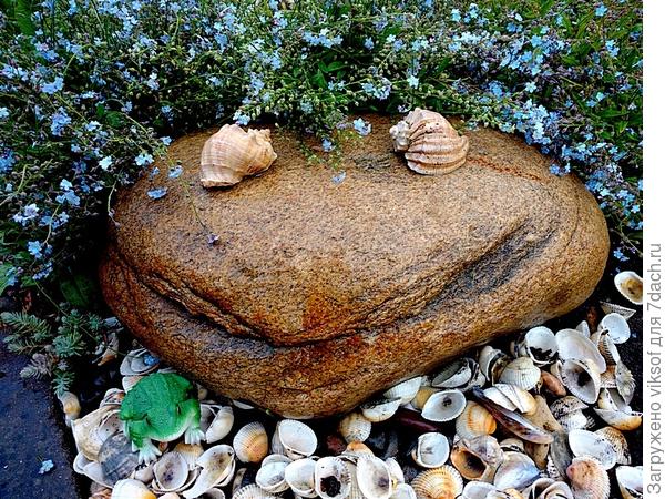 А это моя каменная жабушка с кудрями из незабудок