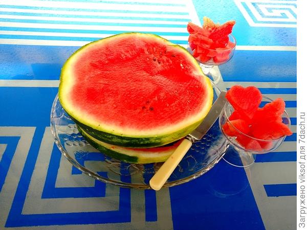 Светочка, режь арбуз , мальчишек угощай! Этот не мой! Но сладкий очень!