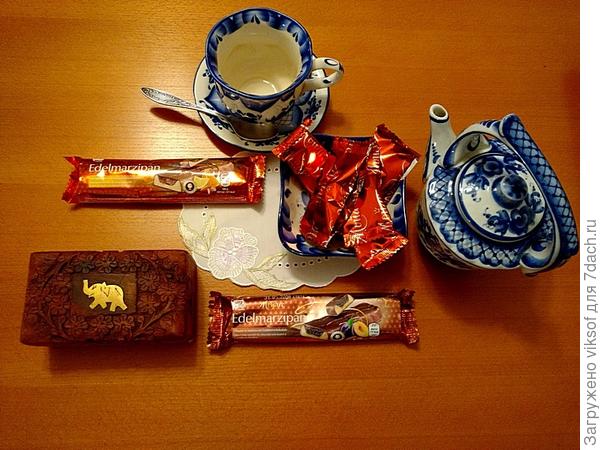 А так я чай пью, когда дома одна: посуда - любимая гжель, чай из Китая, марципаны и конфеты из Австрии, вода наша! Конечно, - это не чай с марципанами, а марципаны с чаем, а иногда так захочется и с хлебушком, и с пирожком, и с сухариком, но это уже другая история, а хороший чай как и кофе я пью, а не ем