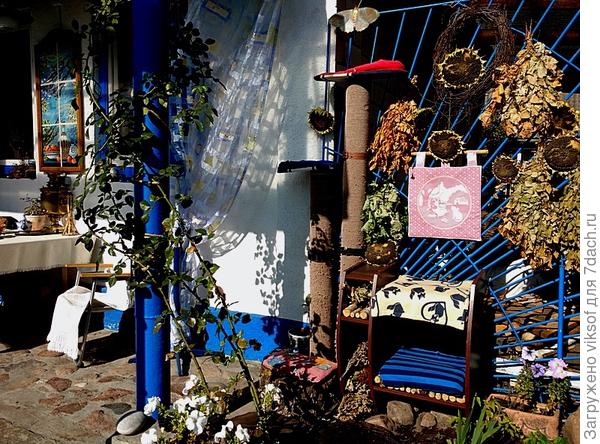 вот за решёткой с вениками