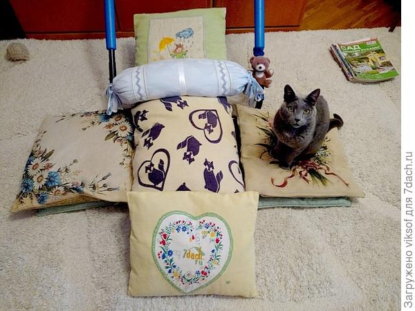 конечно, подушек много не бывает, как говорят в нашем Семидачье, некоторые зимуют на даче, подвешенные за ушко на чердаке, подальше от мышей