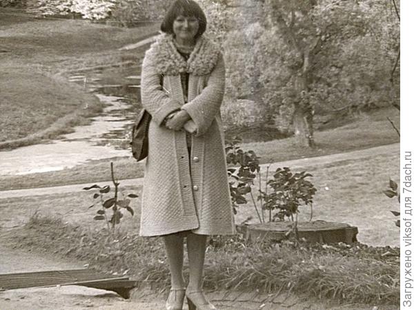 даже не представляю как это я смогла связать целое пальто, а надо было срочно, потому что было начало осени, а мне нечего было одеть...и связала, нитки с трудом кто-то "достал" - такое выражение было, а возле вешалки пришила лейбл, уж не помню какой фирмы был у меня этот ярлык, но я всем говорила, что пальто у меня итальянское...и мне верили