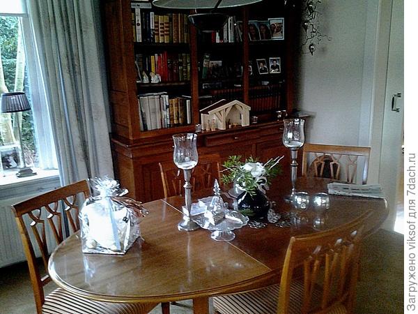 композиция на столе в гостиной