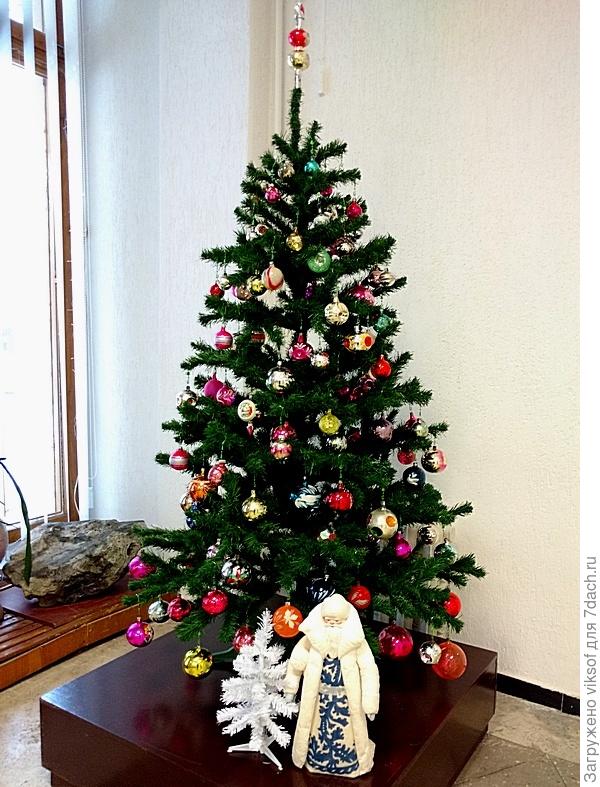 У входа на выставку нас встречает добрый Дедушка Мороз и ёлка, украшенная старыми игрушками