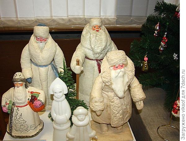 Первыми всех встречают Дедушки Морозы из ваты и Снегурочки из пластмассы