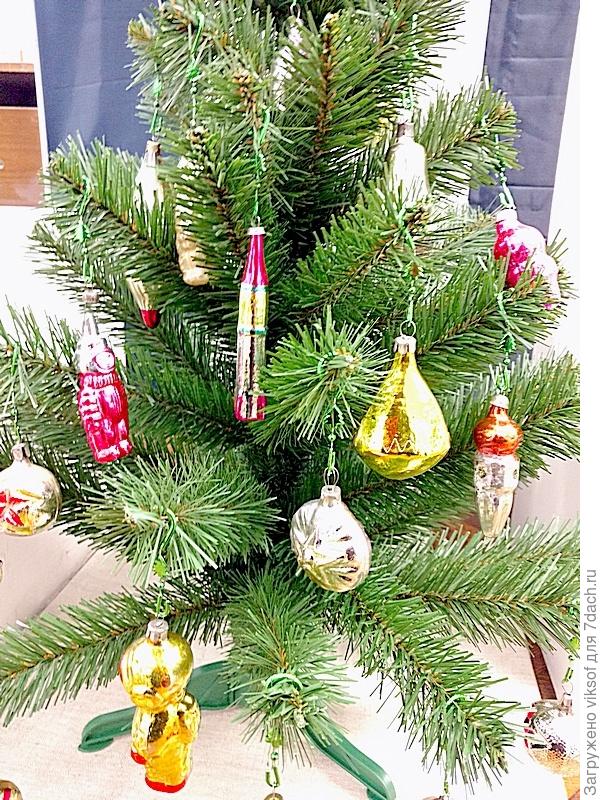 ещё ёлочка со старыми игрушками