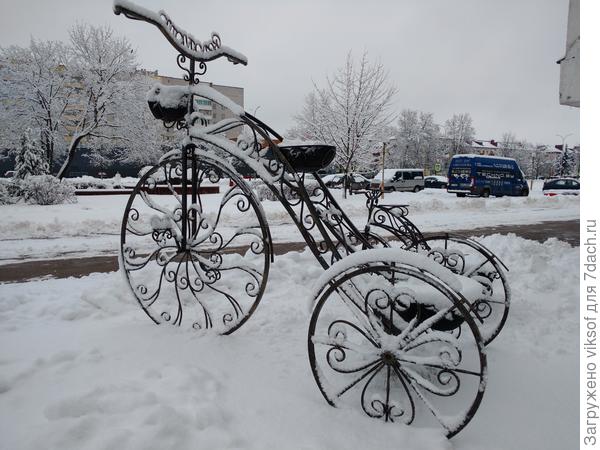 Обожаю в декоре велосипеды, вот этот стоит у нас во дворе, летом с  петуниями