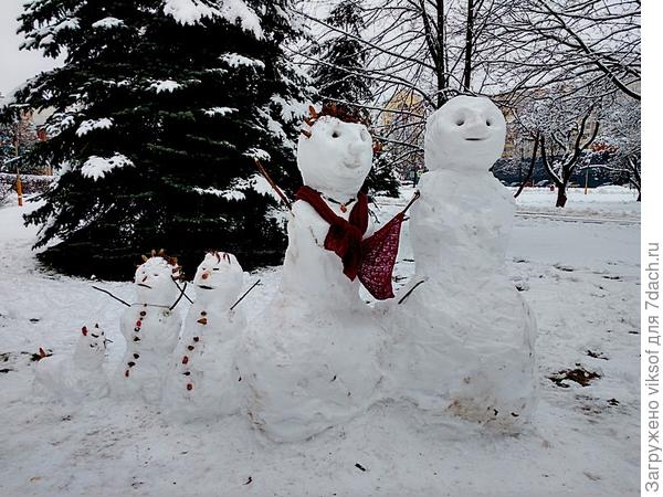 скульптурная группа: папа,мама, я, сестра и собачка наша, жаль нет солнышка!