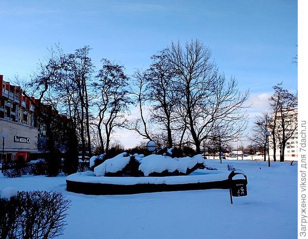 слева мой дом, дорожки расчищены, а в сквере снееега...