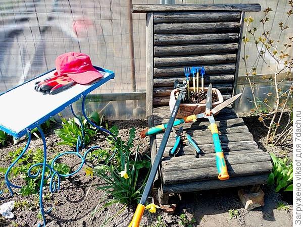 Людочка, слева мой любимец телескопический сучкорез Fiskars - прекрасный помощник