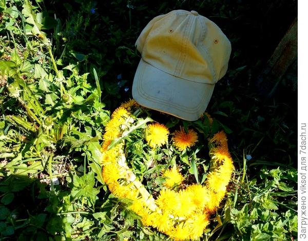 И бейсболку не жаль, лишь бы смайлику темечко не напекло!