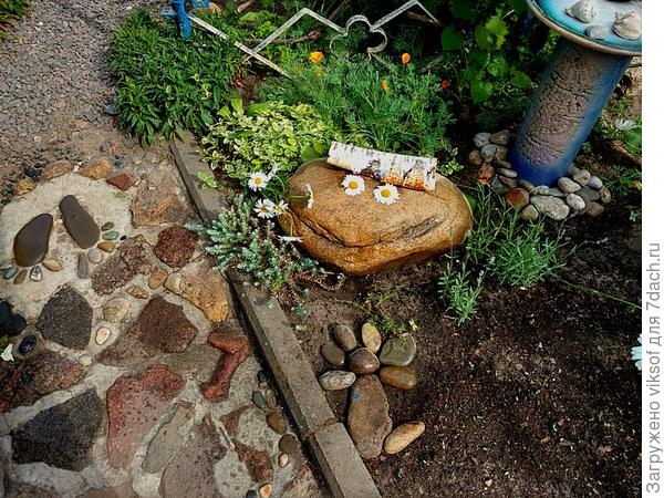 вот, возле правой щёчки Царевны-лягушки