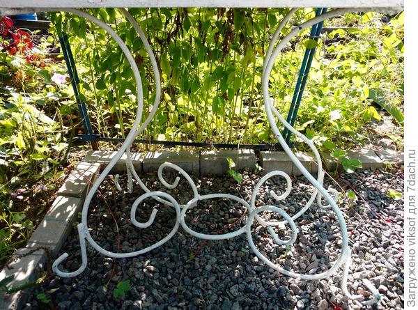 в основании приварены к кольцу, а в верху к рамке из уголка