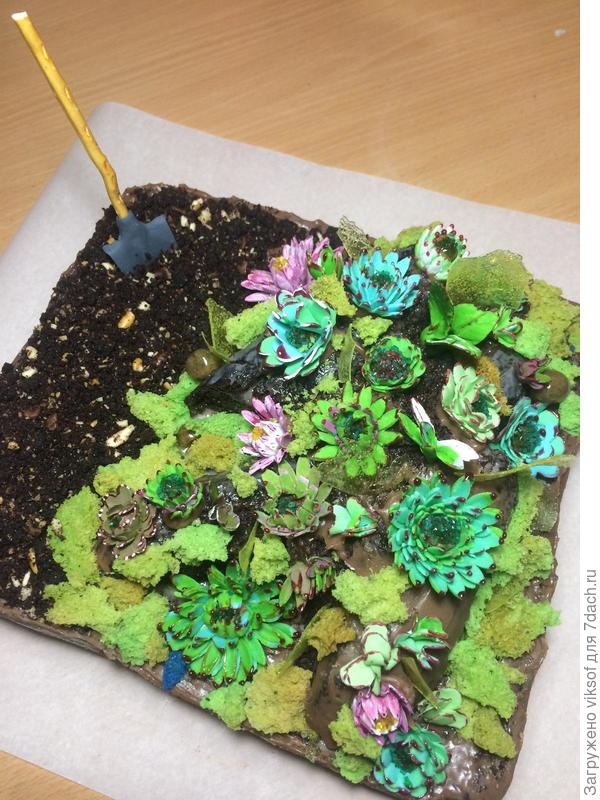 А такой чудной полянкой она радует своих друзей, представляете - это торт!!!